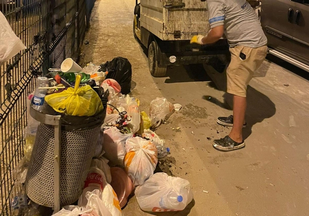 Manşet: “992 Tonluk Ayıp! Kandıra Sahilleri Çöplüğe Dönerken Temizlik Ekipleri Gece Gündüz Çalışıyor”