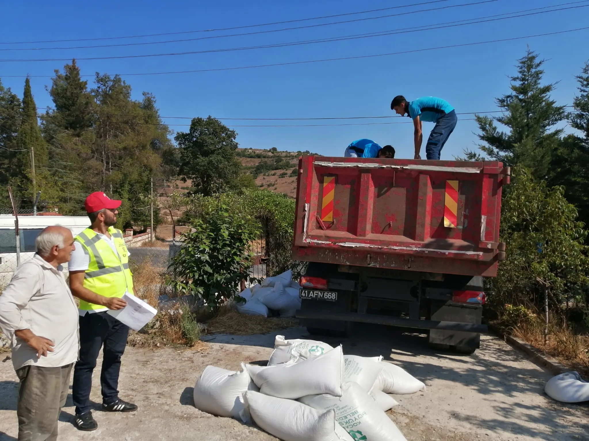 Manşet: Büyükşehir’den üreticiye tavuk yemi ve ekipman desteği